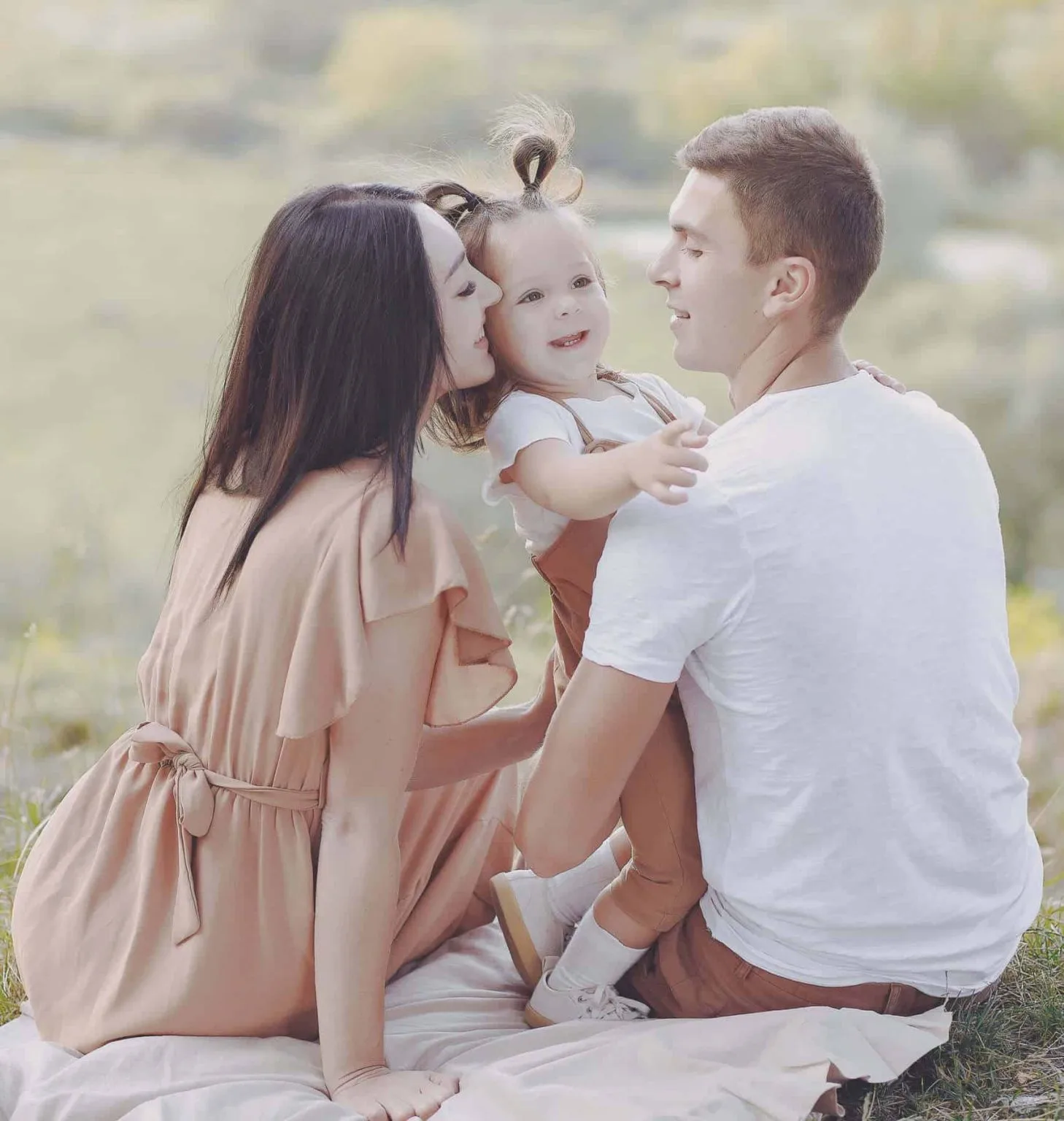 cute family playing in a autumn field U5XPX23 scaled 1