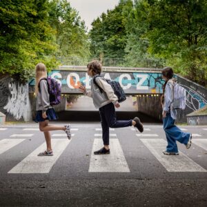 Mokyklinės kuprinės - Kaip išsirinkti tinkamą? 2 es reflective elements drink pocket adjustable strap hard bottom padded back2