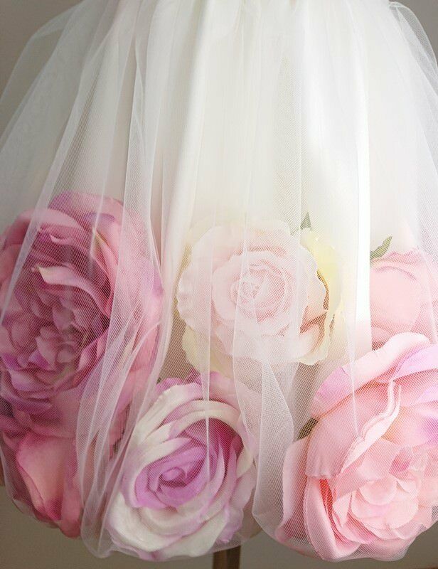 Balta proginė suknelė mergaitei su gėlėmis, 98-158 cm. 4 Balta proginė suknelė mergaitei su gėlėmis, 98-158 cm.